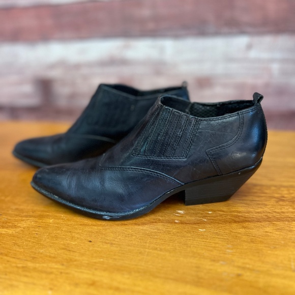 Zodiac Black Leather Short Booties – Women’s Size 6M - Picture 2 of 5